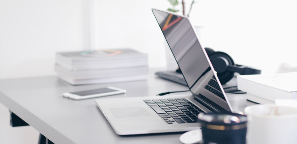 Un escritorio con un portátil